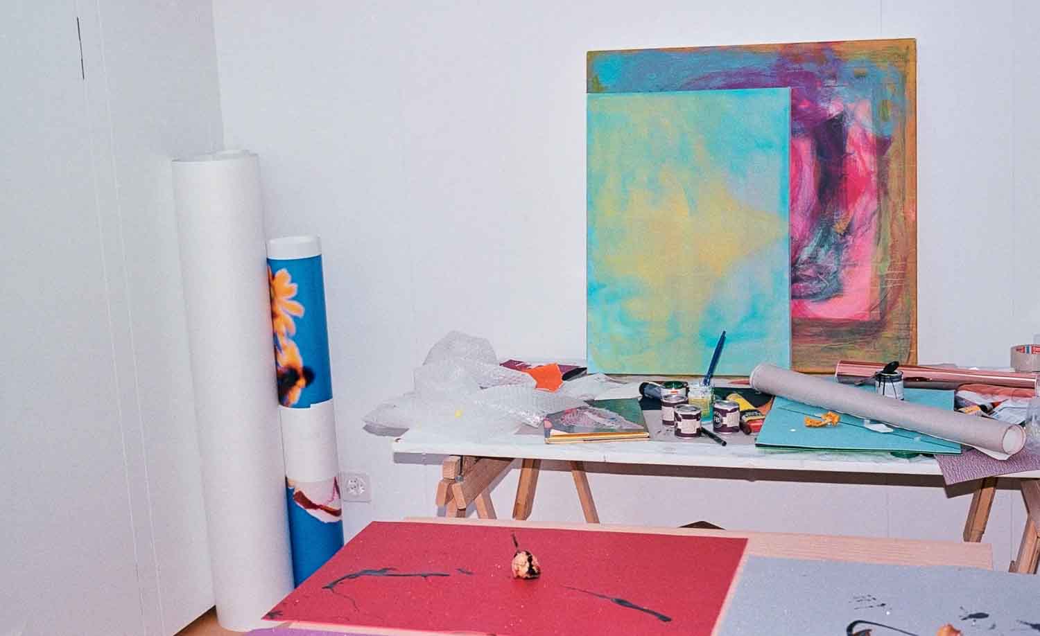 Blick auf den Arbeitstisch von Marius Glauer, Artist in Residence.