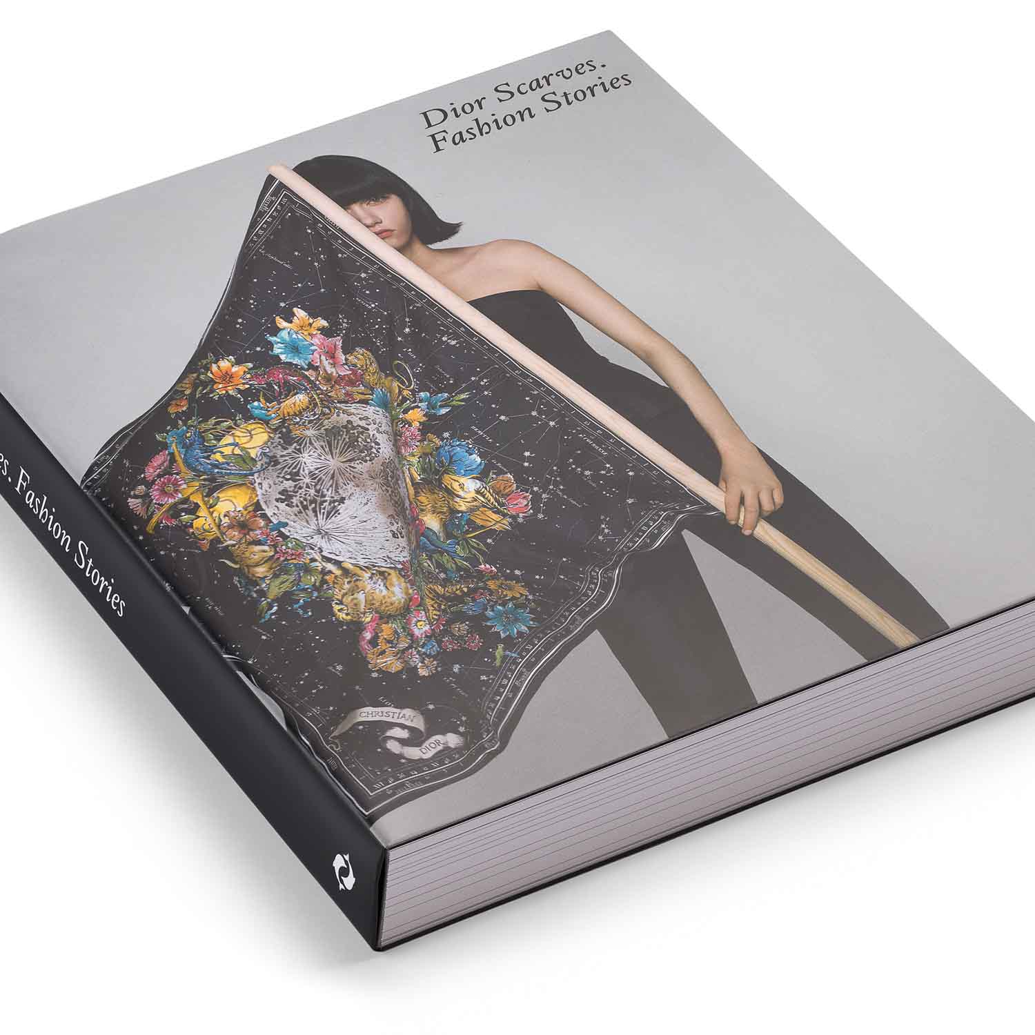  „Dior Scafs: Fashion Stories“, 750 Seiten, 500 Abbildungen, Thames & Hudson