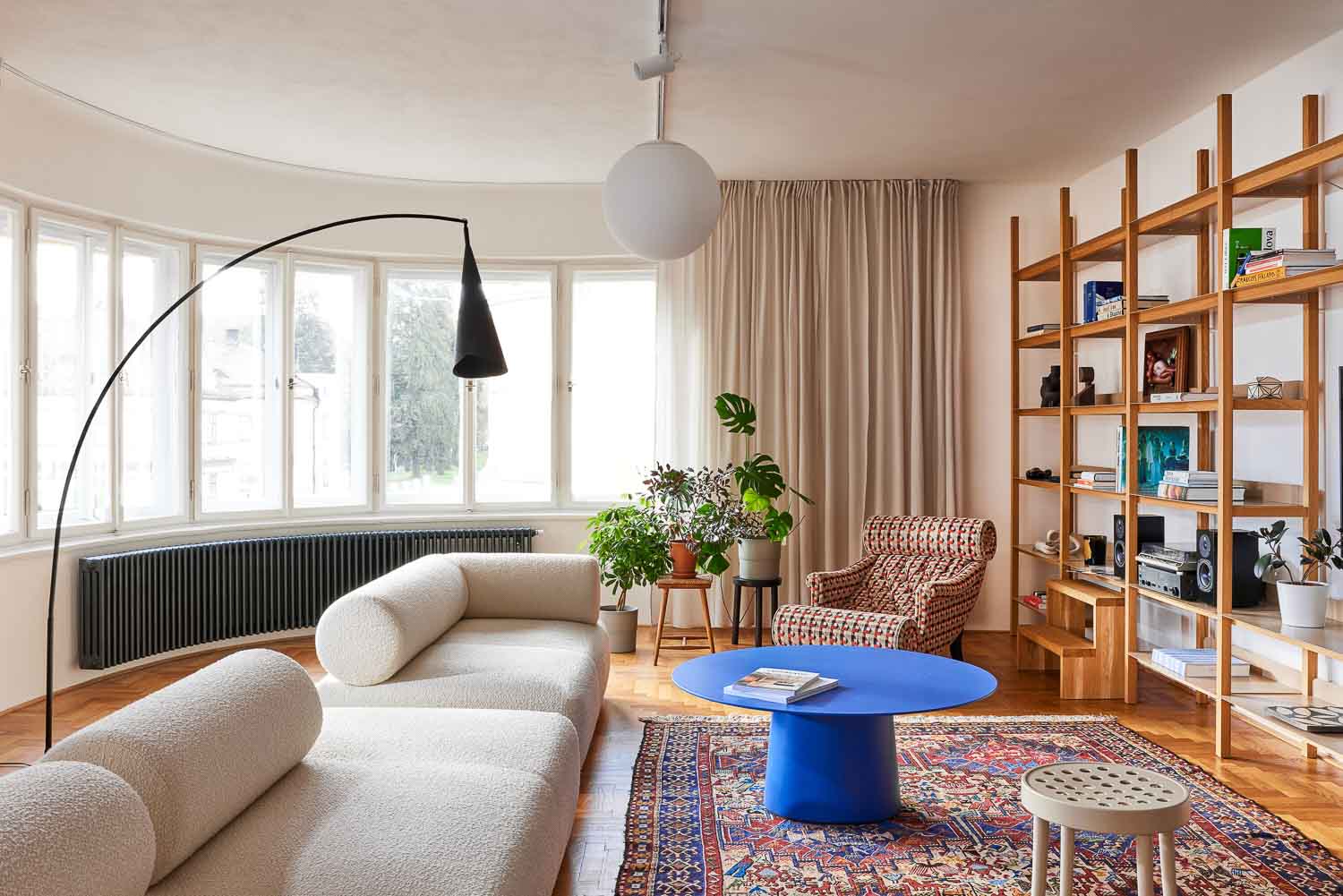 Typisch für die Architektur der Zeit: das bogenförmige Fensterband im Wohnzimmer. Foto: Honza Zima