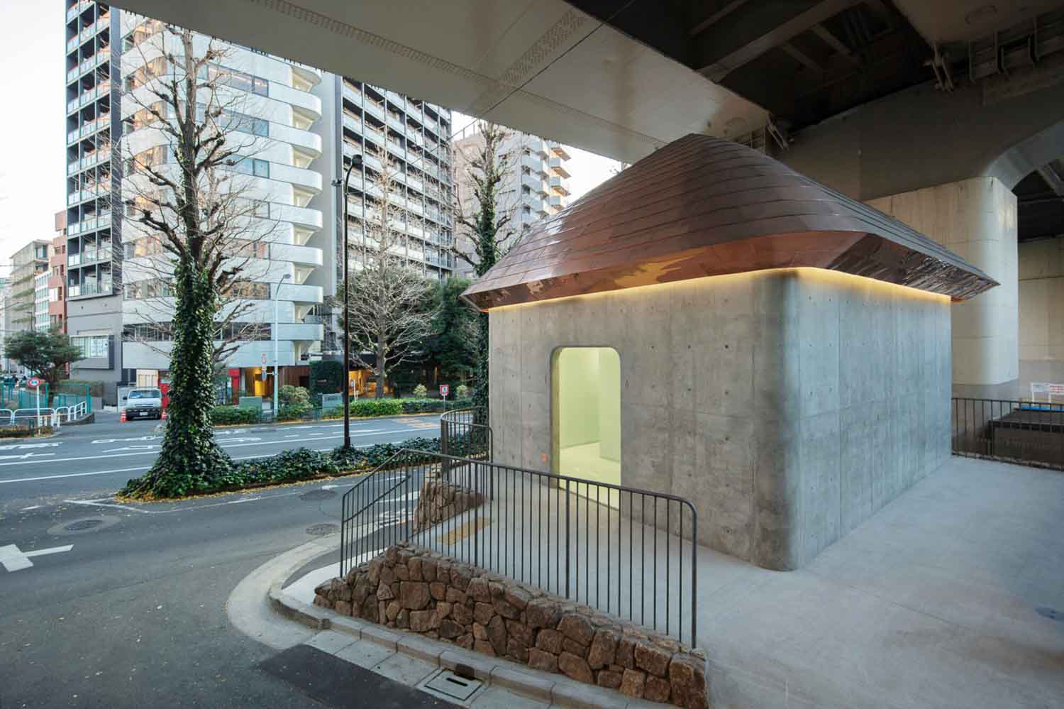 Von traditioneller japanischer Architektur inspiriert: Marc Newsons Toilettenhaus mit Kupferdach. Foto: The Nippon Foundation / Toto Ltd.