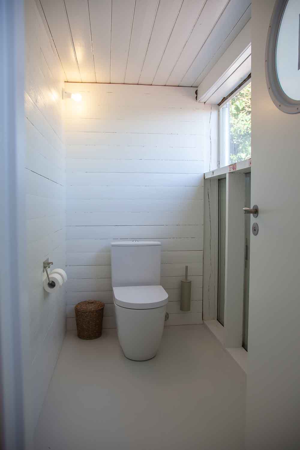 Modernen Komfort bringen Toiletten von Duravit. Die Auftraggeberin wählte sie zusammen mit dem Architekten aus.