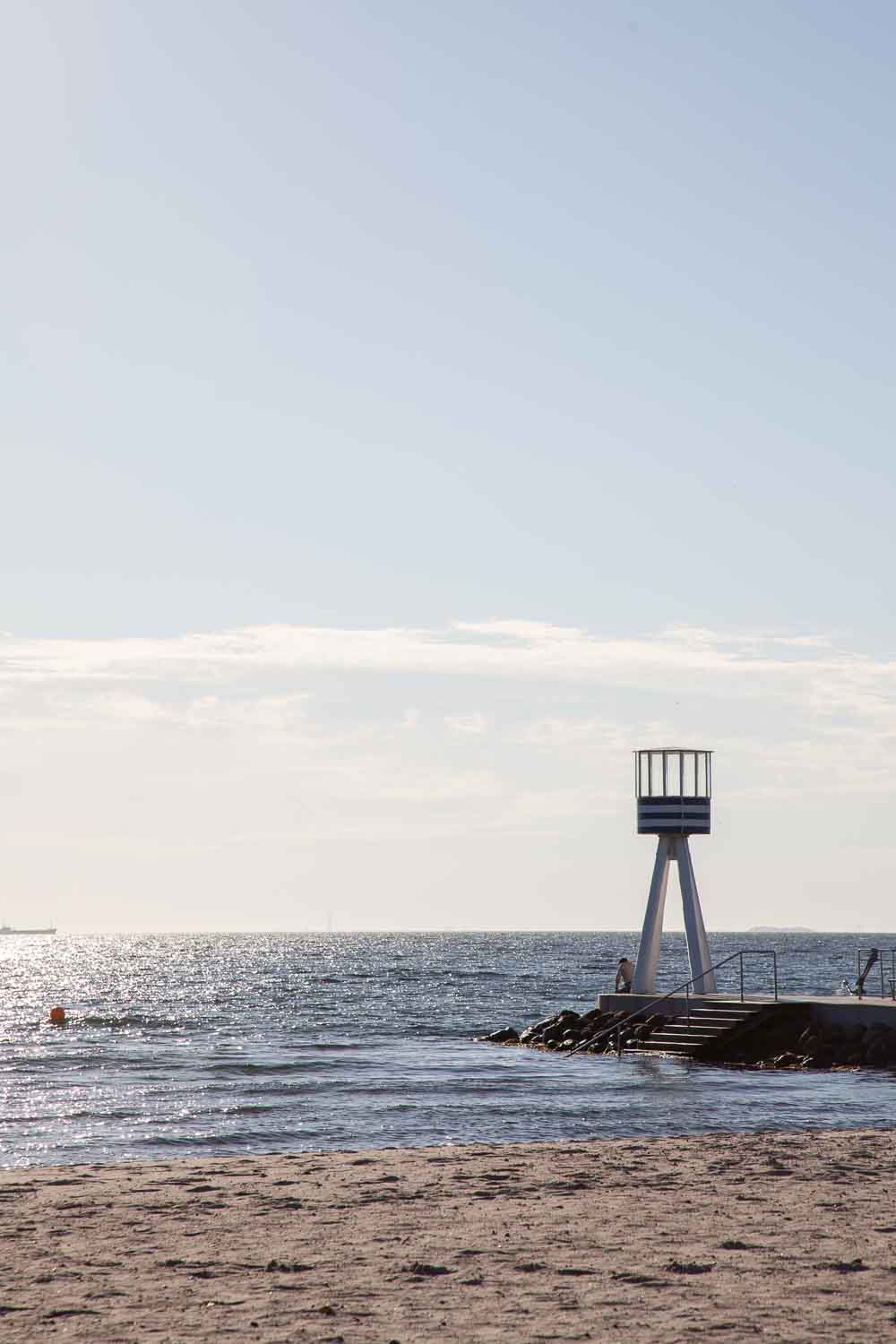 Inkunabel modernistischer Architektur. Arne Jacobsen gestaltete den Rettungsturm für ein Strandbad vor Kopenhagen.