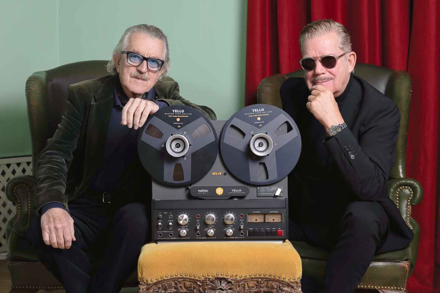 Dieter Meier (links) und Boris Blank von Yello mit der limitierten Revox-Bandmaschine. Bild: Revox