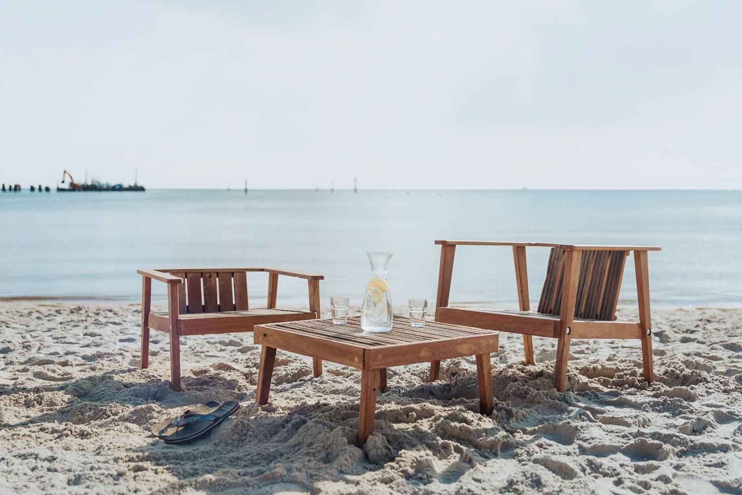 Zwei Lounge-Sessel und einen Tisch umfasst die Küsten-Kollektion. Foto: Tourismus-Agentur Lübecker Bucht