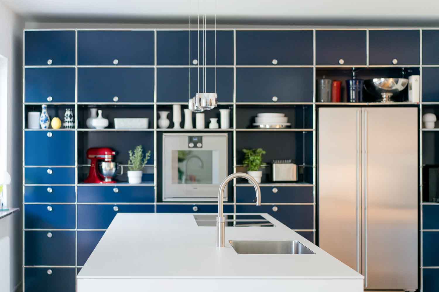 Küchenschränke in Enzianblau halten sich dezent im Hintergrund. Foto: USM 
