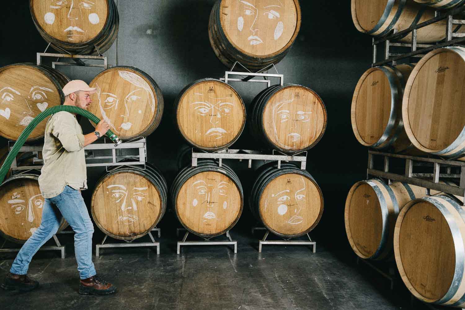 Die Rotweine von Aufricht werden in Holzfässern gelagert. Im Bild: der Fasskeller. Foto: Weingut Aufricht